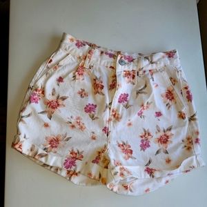 AMERICAN EAGLE SHORTS FLORAL SIZE 00